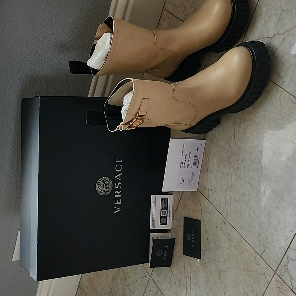 VERSACE BOOTIE H .RETAIL $1300.size 38